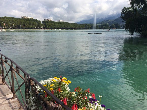 The clean water of lake d´Annecy...